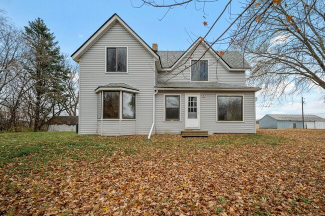 Building Photo - Beautiful Home on Acreage