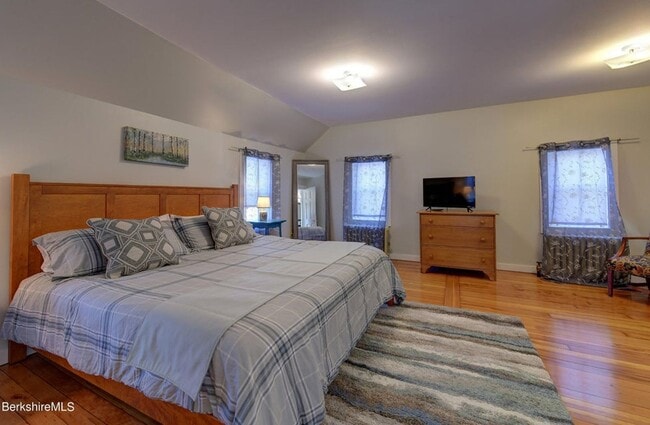 Building Photo - Centrally located 2 Bedroom, 2 Bathroom ho...