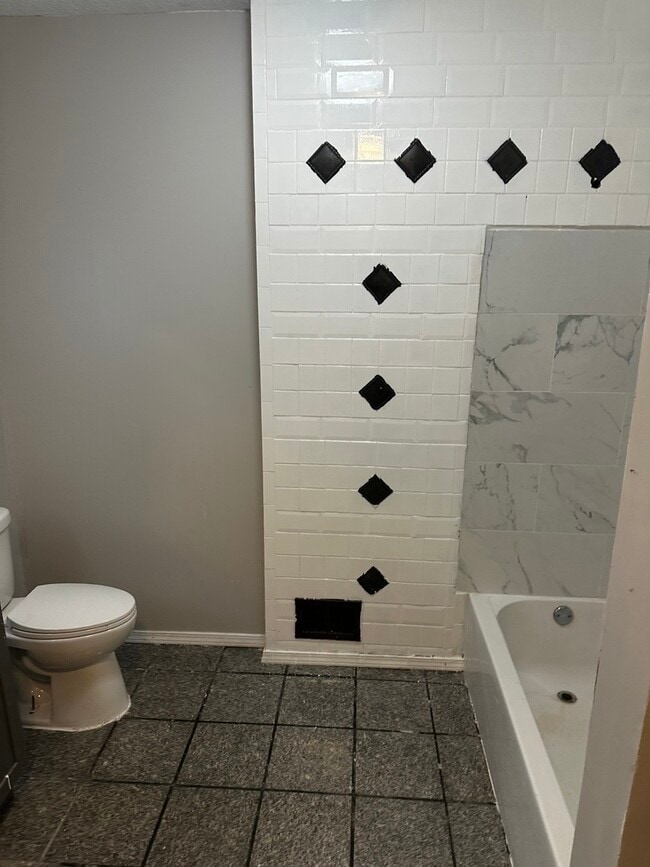 Building Photo - 435 S Poplar Ave