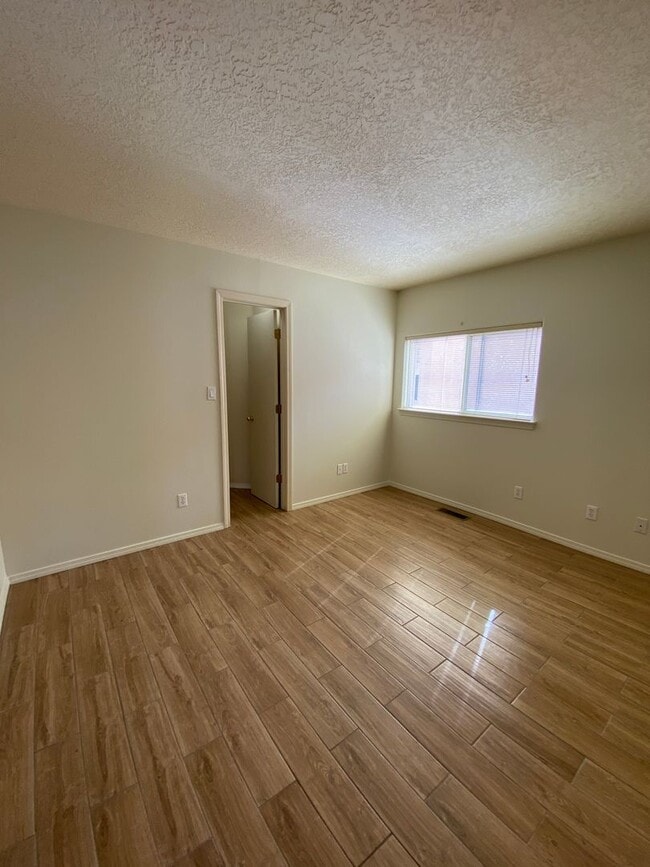 Building Photo - 3 bed 2.5 bath