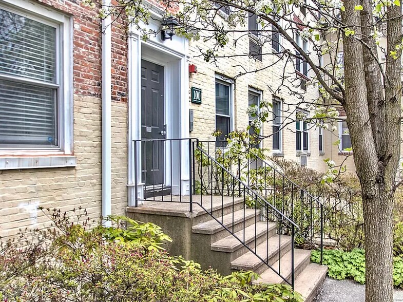 Building Photo - 100 Woodside Grn