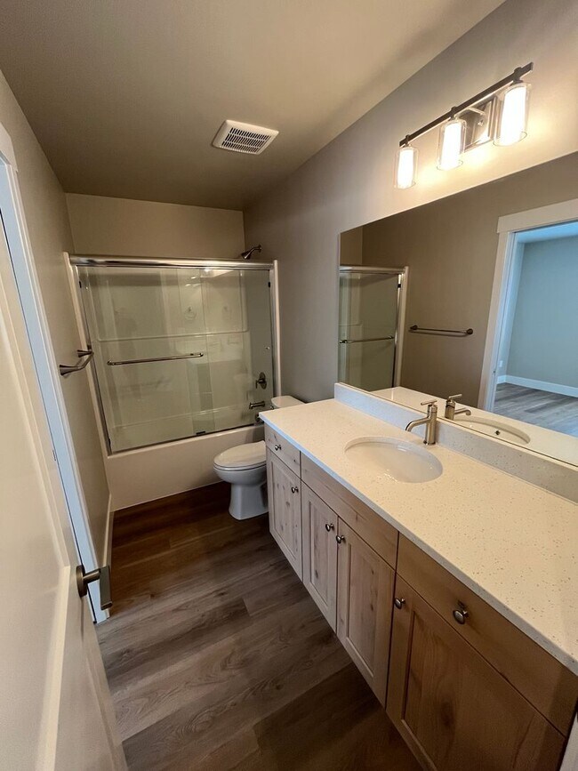 Building Photo - New Construction Townhome in NW Bend