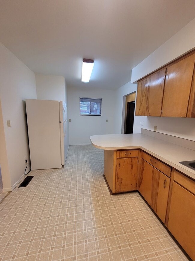 Building Photo - FREE DECEMBER RENT - New Interior Paint/ 1637 Sq Ft