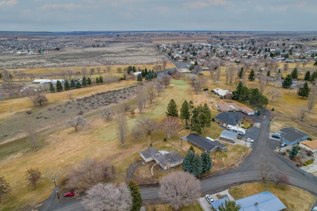 Building Photo - Home on The 9th Fairway in Soap Lake!! PEN...