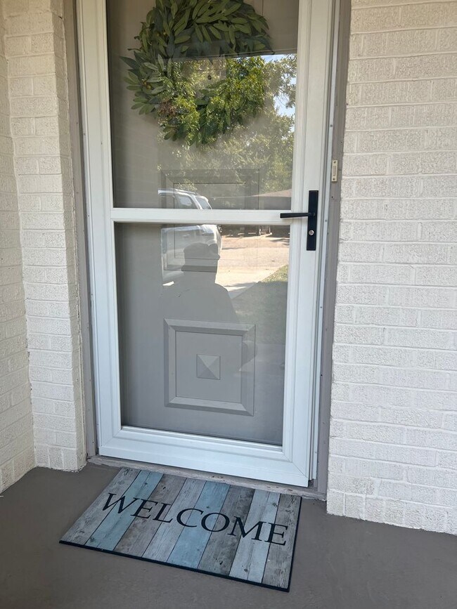 Building Photo - Custom Remodeled Home on a Tree lined street in Benbrook!!  Bonus Room could be game room extra l...