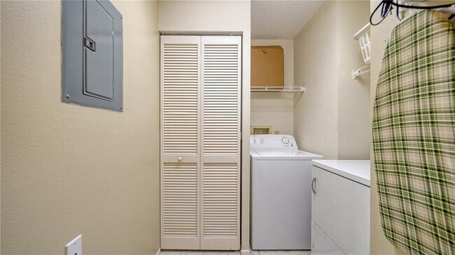 Building Photo - 5649 Summerside Ln