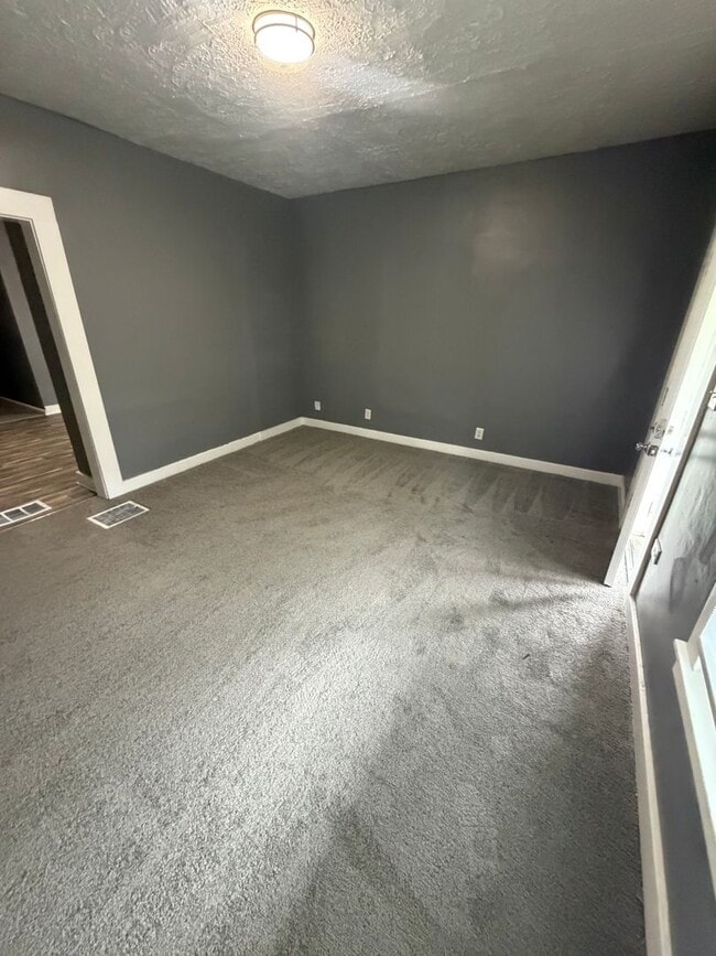 Building Photo - Freshly updated 3BR home!