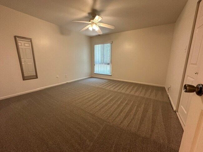 Building Photo - 703 Camelback Ct