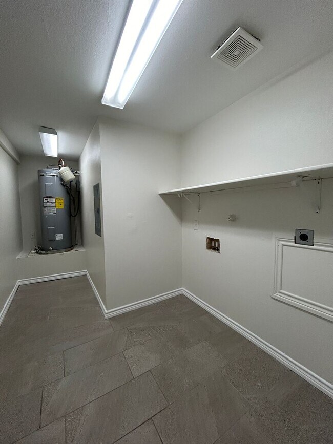 Building Photo - Craftsman Style House  Close to Downtown New Braunfels / Fridge Included/ No Carpet / Large Backy...