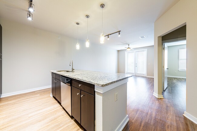 Building Photo - Amazing 1/1 Condo in Barton Springs. Beaut...