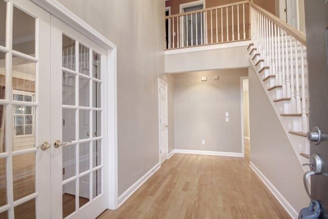 Building Photo - 1050 Knoll Terrace