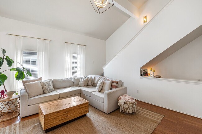 Building Photo - 1425 W 26th St