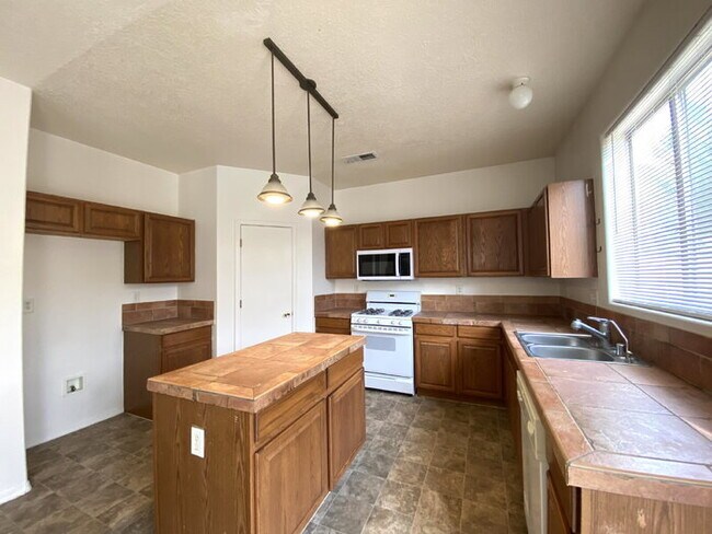 Building Photo - 2 STORY SW STYLE HOME W/LOFT