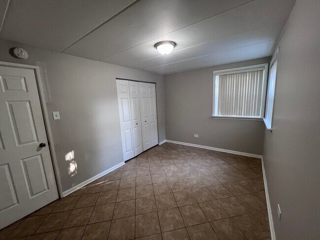 Building Photo - 10931 S Lloyd Dr