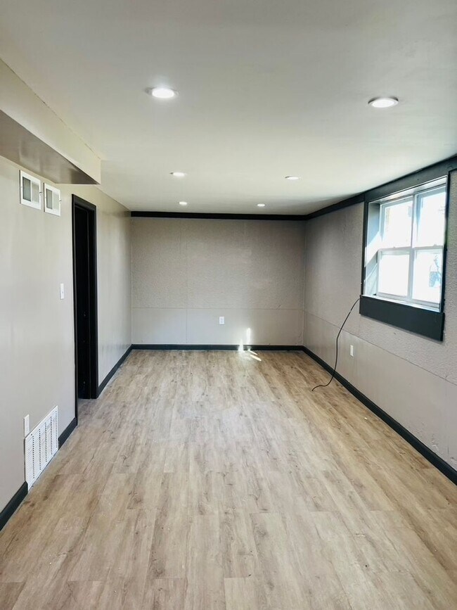 Primary Photo - Charming 1-Bedroom Apartment in a Quaint S...