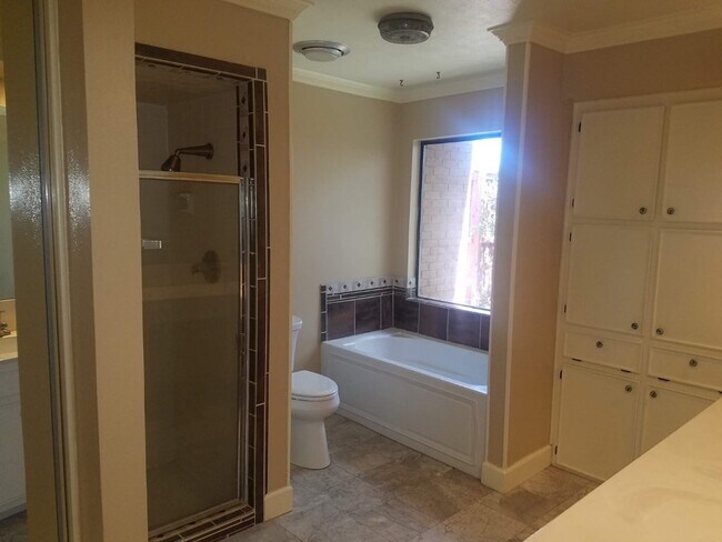 Building Photo - 1400 Pebble Ct