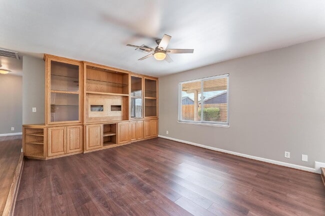 Building Photo - "Charming 3-Bed Oasis with 2 Full Baths in Vibrant Las Vegas - 1315 Sq Ft of Comfort!"