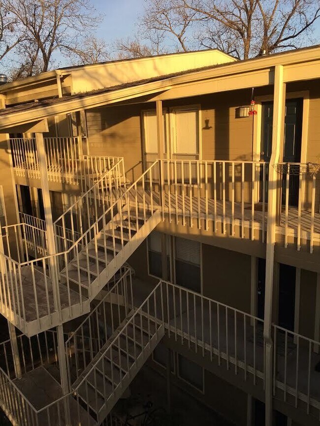Building Photo - PRE-LEASE - HUGE HYDE PARK 1 BEDROOM - REAL WOOD FLOORS - $1375 - AVAIL AUG 10 2026