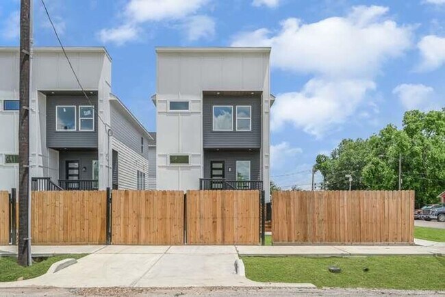 Building Photo - 2104 Bringhurst St