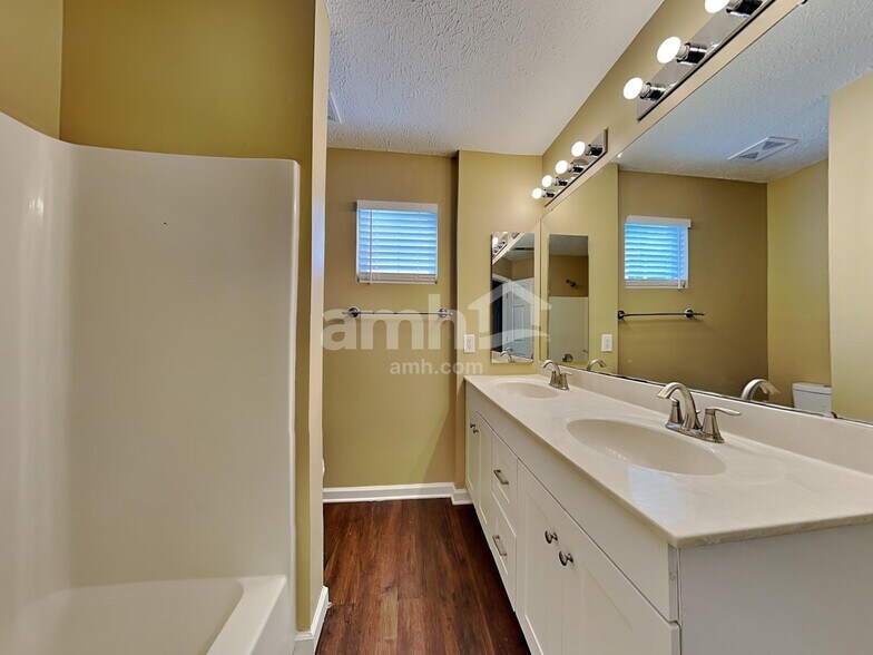 Building Photo - 515 Indian Lake Dr