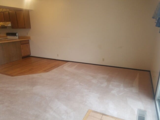Building Photo - SPACIOUS, THREE LEVEL, 3 Bed 2.5 bath Town...