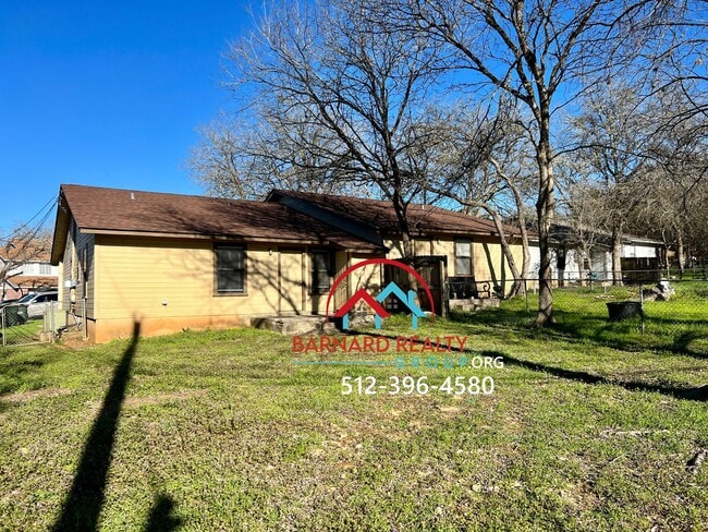 Building Photo - Available June 10: 3 Bed 2 Bath Duplex with Fenced in Yard on Bus Route