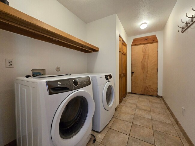 Building Photo - 19 Camerada Rd