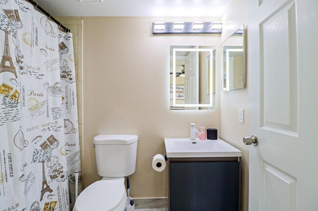 Building Photo - 450 Palm Cir W