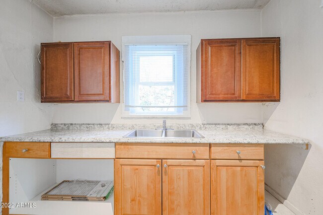 Building Photo - 126 S 10th Ave