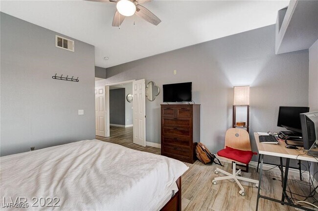 Building Photo - 352 Amber Pine St