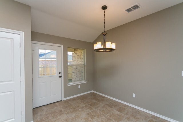 Building Photo - MOVE IN READY $200 OFF 1st month's rent -S...