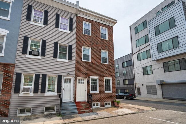 Building Photo - 521 N Douglas St