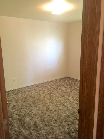 Building Photo - 344 Caswell Ave W