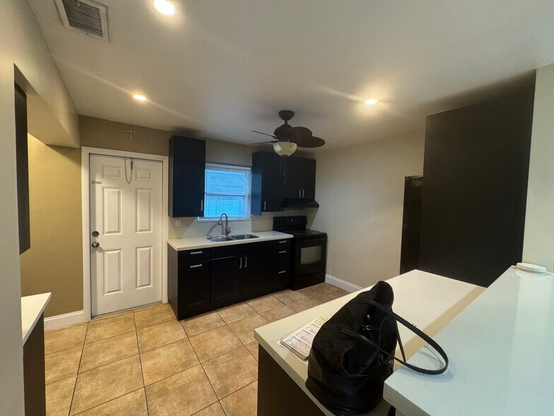 Building Photo - 401 SW 10th Ter