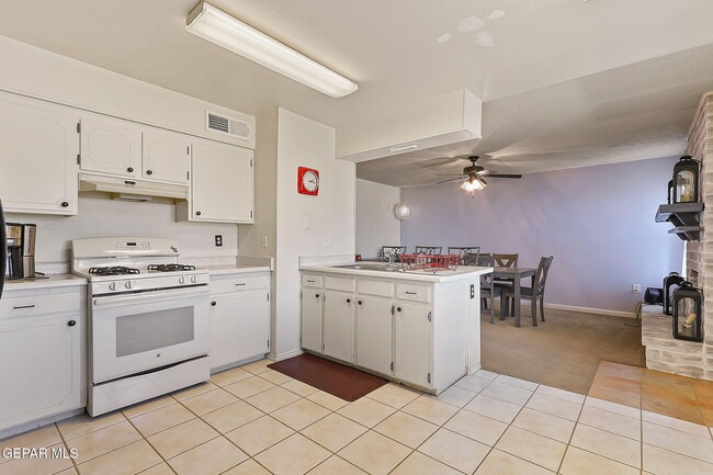 Building Photo - 4713 Sun Valley Dr