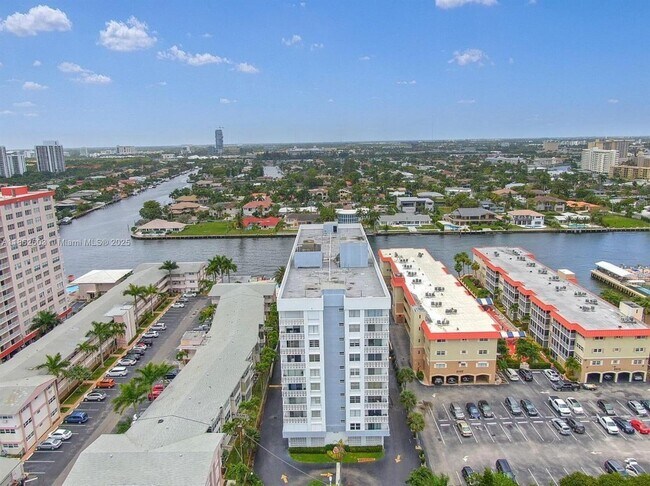 Building Photo - 3113 S Ocean Dr
