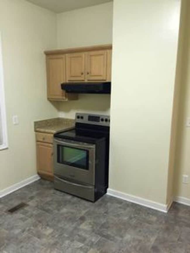 Building Photo - 3 bed 2 bath house. Laundry, all electric,...