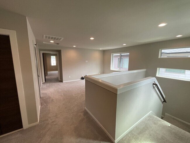 Building Photo - Stunning Black Diamond home-Ten Trails (Pinewood Plan) - Available Early to Mid June