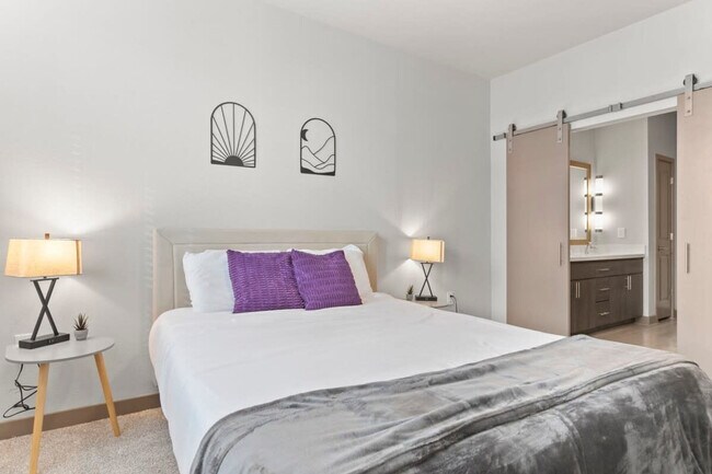 Building Photo - 390 N 2nd Ave