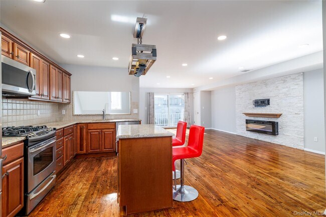 Building Photo - 277 W Broadway