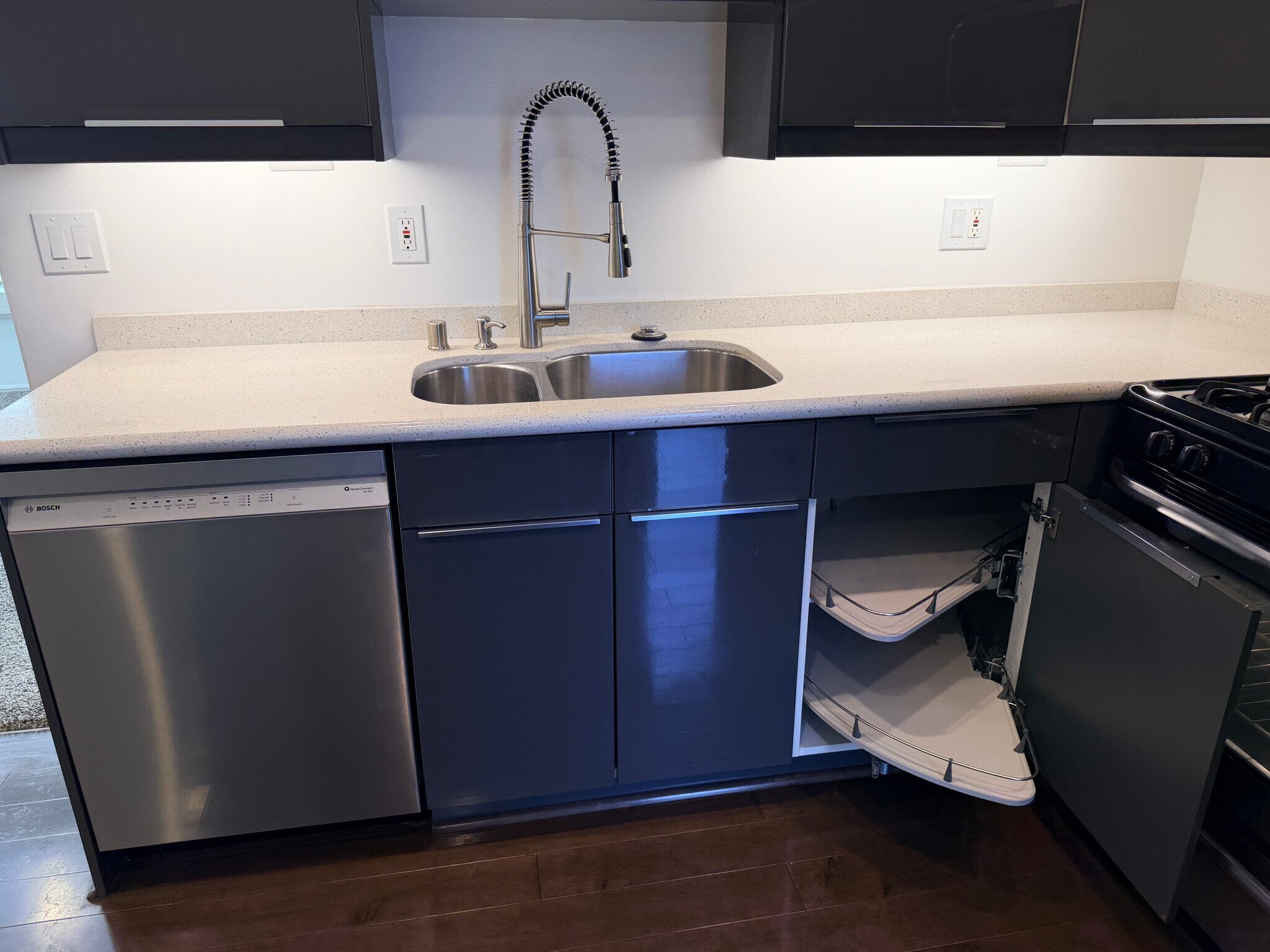 Building Photo - 1119 Poinsettia Dr