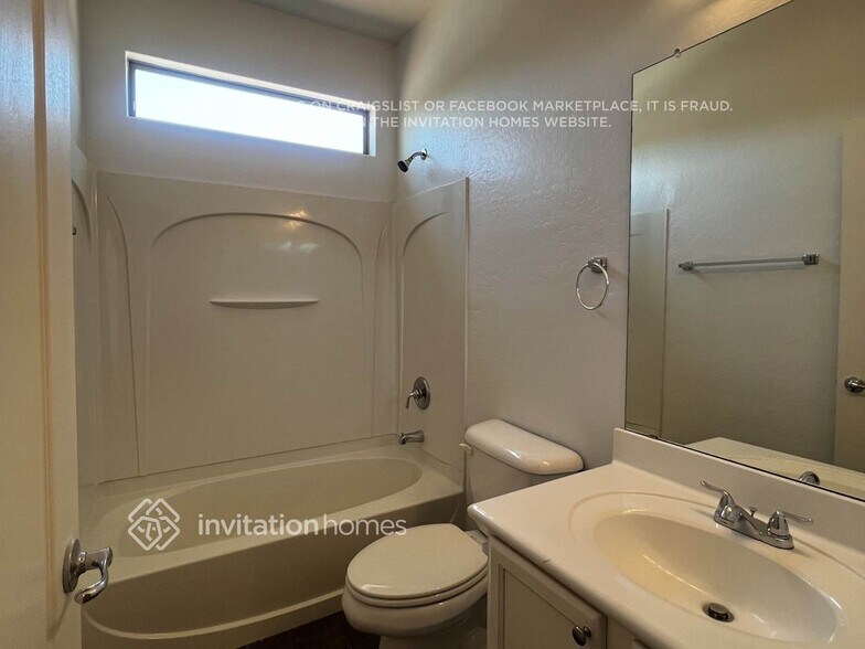 Building Photo - 1006 S Colonial Ct