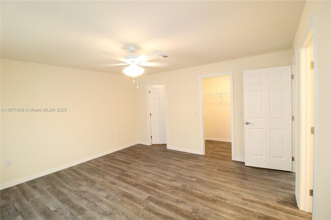 Building Photo - 555 Oakshire Ln