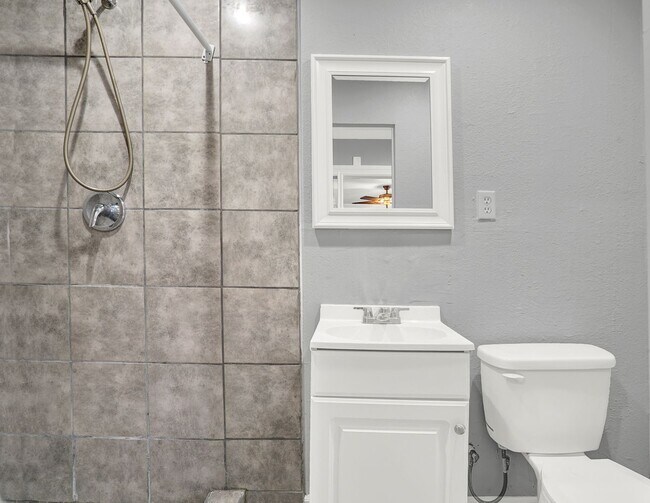 Building Photo - Central 1 Bedroom 1 Bath