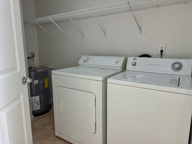 Building Photo - Las Palmas! 2 Bedroom | 2 Bathroom | Garage!