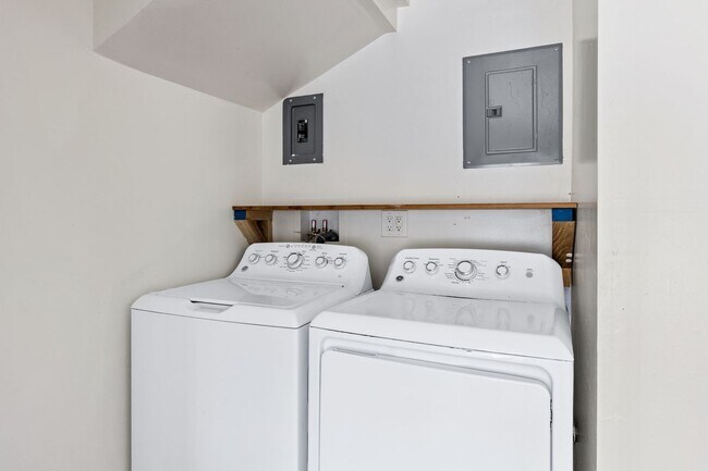 Building Photo - 400-402 Underhill Drive