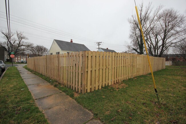 Building Photo - Renovated 2 Bedroom, 1 Bath Single-Family Home