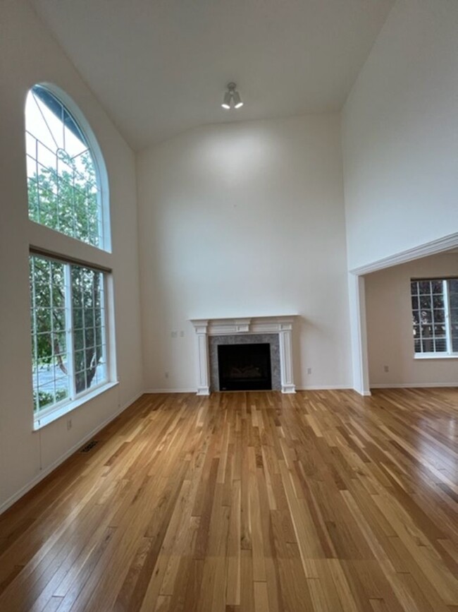 Building Photo - Beautiful 4 Bedroom Eagle River Home!