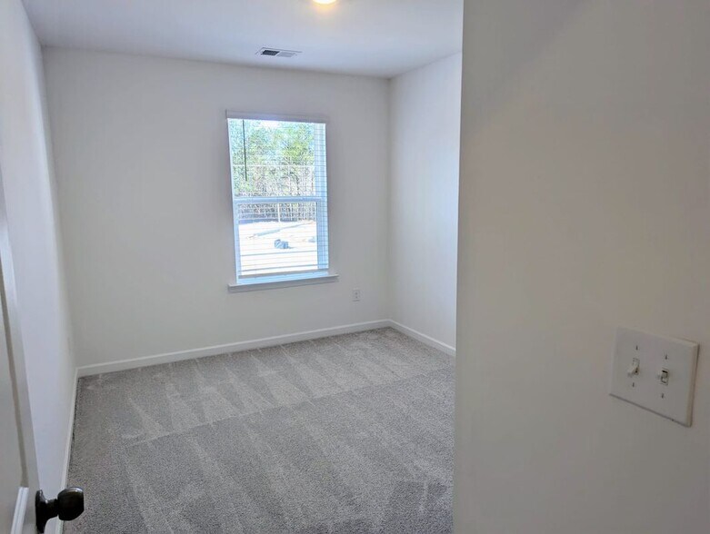 Building Photo - 240 Kenoot Dr