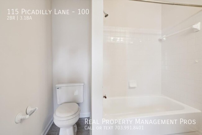 Building Photo - Spacious 3-Story End-Unit Townhome in Prim...